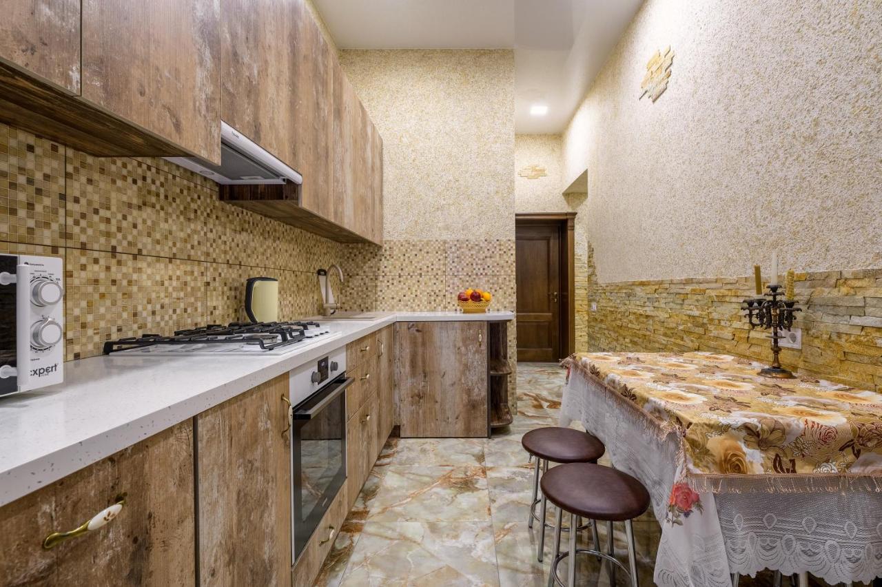 Noviy Svit 4 Apartments Lviv Exterior photo