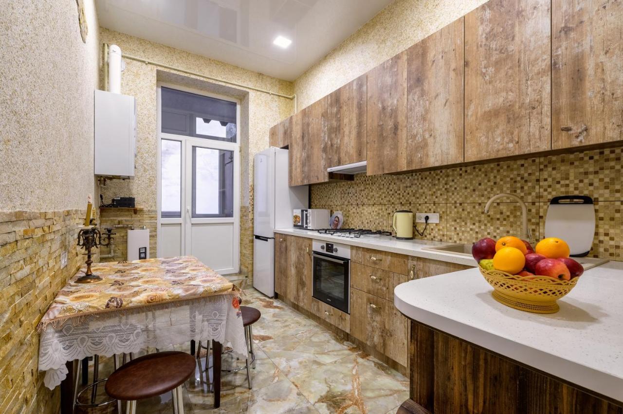 Noviy Svit 4 Apartments Lviv Exterior photo